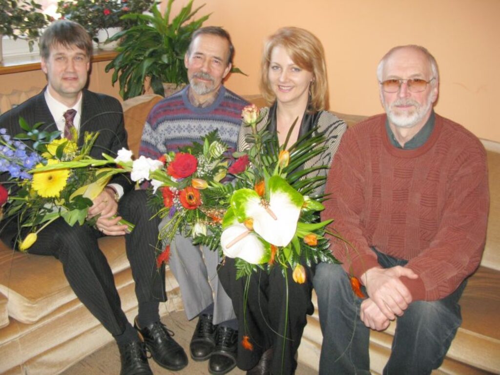 Smiltenes Tautas teātra aktieri Aigars Veldre (no kreisās), Pēteris Jekums un Marika Svīķe ir ievēroti Latvijā. Par to viņi pateicas režisoram Agrim Māsēnam.
Autors: Sandra Pētersone