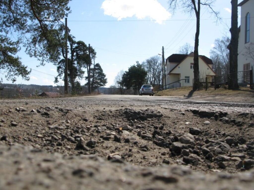 Bedru salabošana Smiltenē, arī Vaļņu ielā, varētu sākties maijā. Līdz tam autovadītājiem bedrainie posmi joprojām jāpārvar, samazinot ātrumu.
Autors: Sandra Pētersone