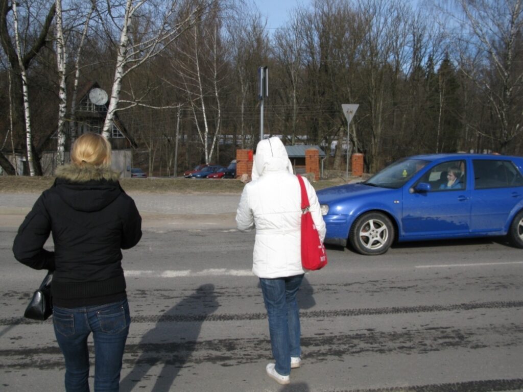 Pieklājīgi autovadītāji,  kā šajā gadījumā, palaiž gājējus šķērsot ielu bez starpgadījumiem. Taču kāda cita smilteniete uz šīs pārejas piedzīvoja izbīli. 
Autors: Sandra Pētersone