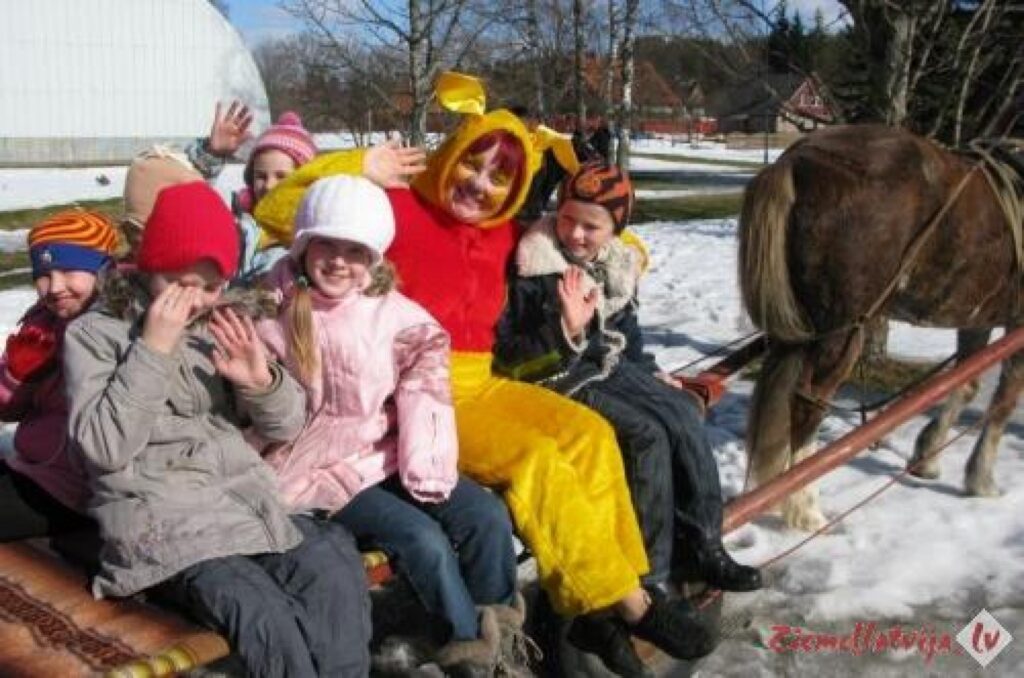  Šonedēļ Smiltenē Sauleszaķi ar Lieldienu dāvanām sagaidīja gandrīz 70 bērni no četriem pagastiem un divām pilsētām. Vizināšanās zirga pajūgā bija tikai viena no viņiem sarūpētajām izklaidēm. 
Autors: Sandra Pētersone