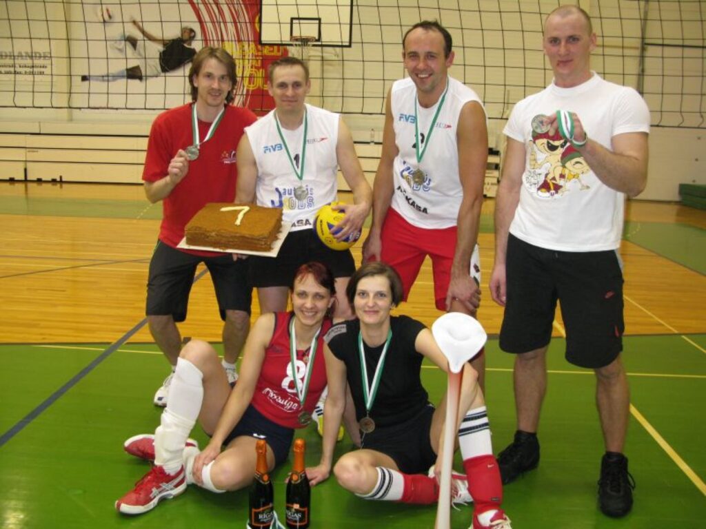 Smiltenes meistarsacīkstēs uzvarēja un “Mid - Land” kausu volejbolā izcīnīja komanda “Mix”: 1. rindā no kreisās Ilze Ķīse un Evija Vaitkusa; 2. rindā no kreisās  Edgars Štāls, Janeks Ekurs, Egils Mūrnieks un Ģirts Brakmanis.  
Autors: Sandra Pētersone