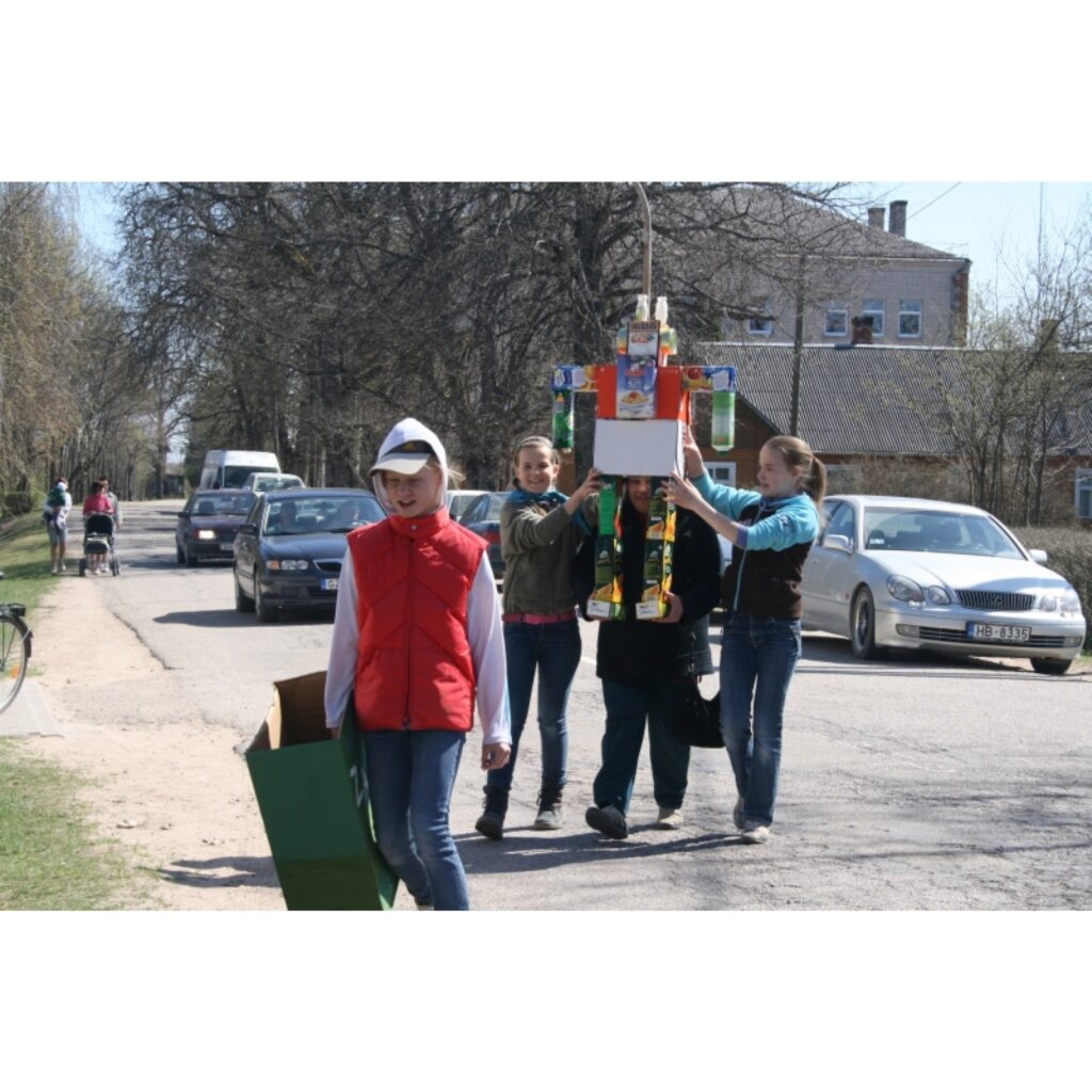  Kārķos notika tradicionālā Meža diena. Šopavasar jau sesto gadu esošie un bijušie kārķēnieši ņēma rokās darbarīkus, lai atkal uzpostu savu dzimto vietu.
“Ziemeļlatvija” Kārķos ieradās, kad jau lielie darbi gandrīz bija pabeigti, vienīgi...
Autors: Inga Karpova