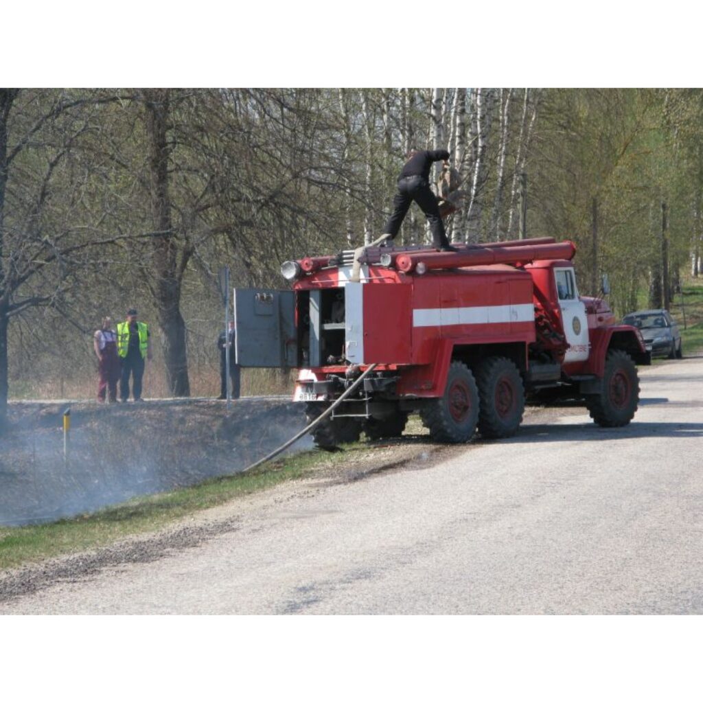 Šodien uz autoceļa Smiltene - Liepa - Cēsis netālu no Smiltenes notika ceļu satiksmes negadījums. Automašīna avārijas vietā aizdegās, un liesmas bija pārņēmušas arī pērno zāli. Kā novēroja ziemellatvija.lv, negadījumā bija cietis arī...
Autors: Santa Sinka