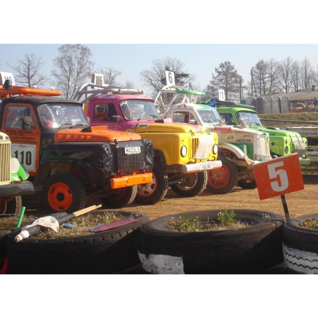 Viss notiek! Sportisti ir ieradušies kuplā skaitā. Startam gatavojas arī autokrosa leģenda Andris Dambis. Šobrīd Latvijas čempionāta dalībnieki jau piedalās brīvajos treniņos, bet 11.30 būs parāde un pēc tam - pirmais starts. Plašāku...
Autors: Sarmīte Ozola