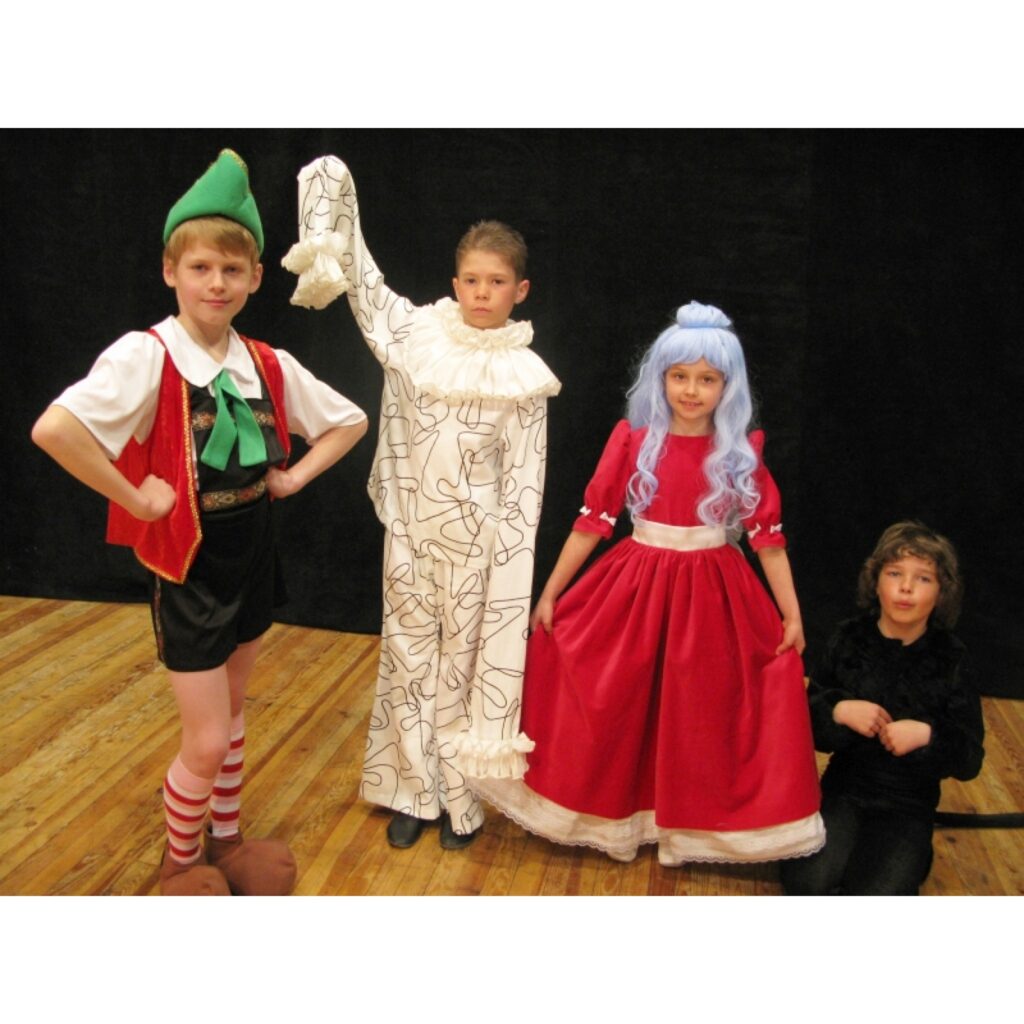 Šodien Smiltenes kultūras un sporta centrā ģenerālmēģinājumā tika izdejots režisores Māras Lejas jaunais deju lieluzvedums “Buratīno piedzīvojumi”.
Uzvedumā iesaistīti vairāk nekā 120 dejotāji no deju kolektīva “Dadzīši”, Tautas deju...
Autors: Sandra Pētersone