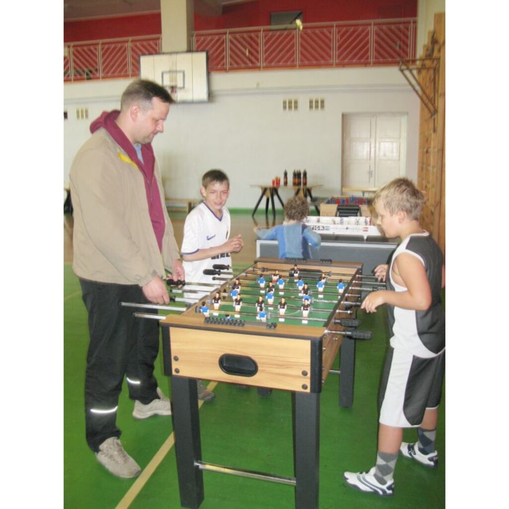 Vakar Strenču vidusskolas skolēni un viņu vecāki atpūtās ģimeņu sporta spēlēs. Dažādās stafetēs sacentās 17 komandas. Pasākumu organizēja vecāko klašu audzēkņi - “Dream Team” kustības aktīvisti.
Autors: Sandra Pētersone