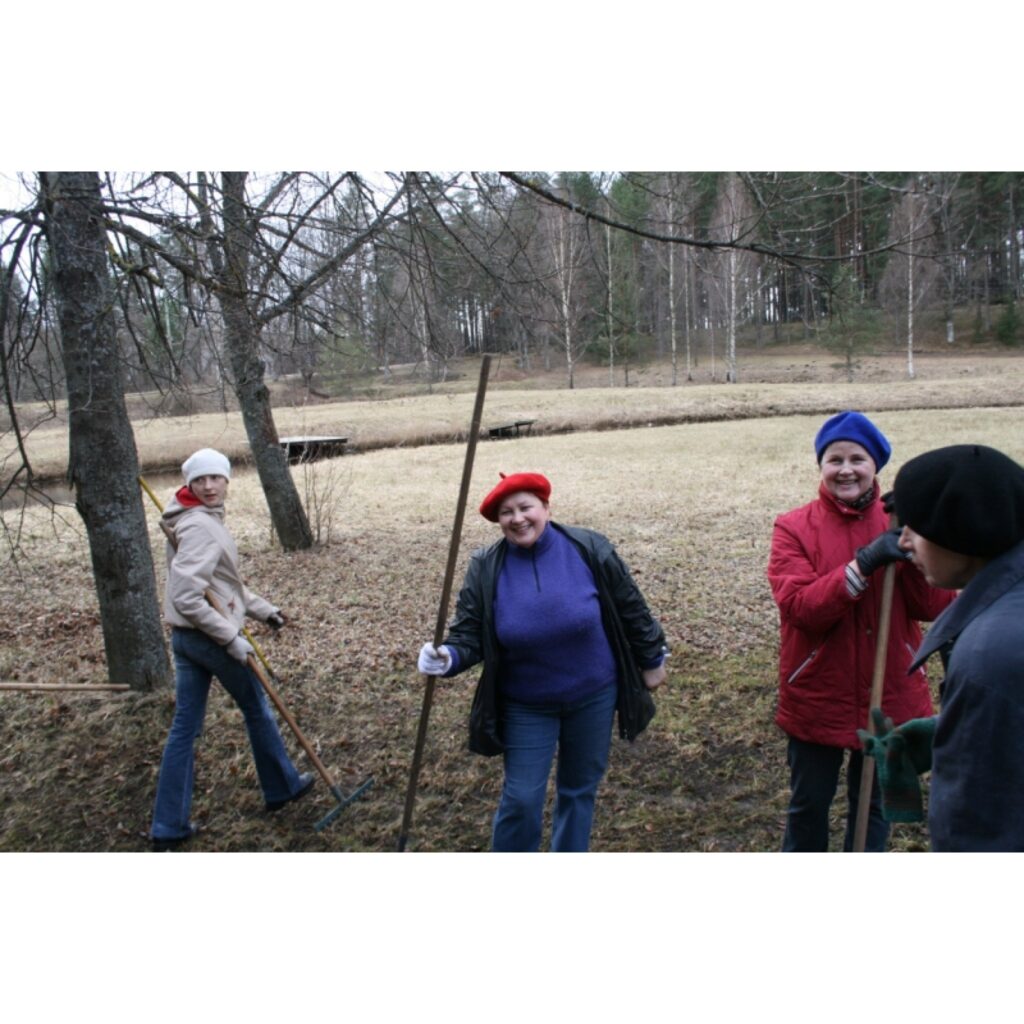 Kaut daba nebūt nebija talcinieku sabiedrotā un Valkā laiku pa laikam pat sniga, talcinieku, kas ķērās pie grābekļiem un melnajiem maisiem, lai sakoptu kādu savas pilsētas stūtīti, netrūka. Tīrīts tika estrādē, pie Zāģezera, brāļu kapiem...
Autors: Ingūna Johansone