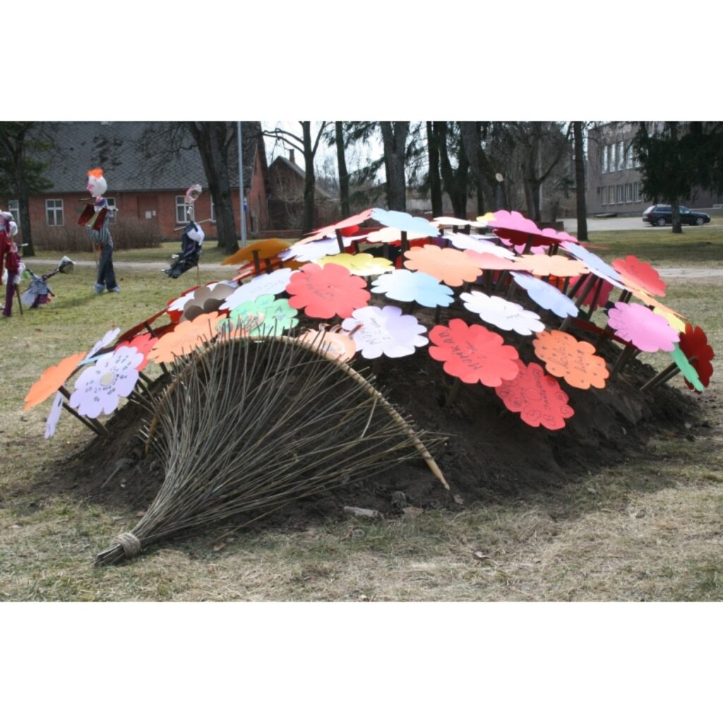 Šodien Valkā, Lugažu laukumā rīta pusē jau rosījās pilsētas mākslas skolas pedagogi un uzstādīja vairākas instalācijas, kas aicina valcēniešus rīt piedalīties Vislatvijas talkā. Visinteresantākos objektus bija papūlējušies sarūpēt Valkas...
Autors: Inga Karpova