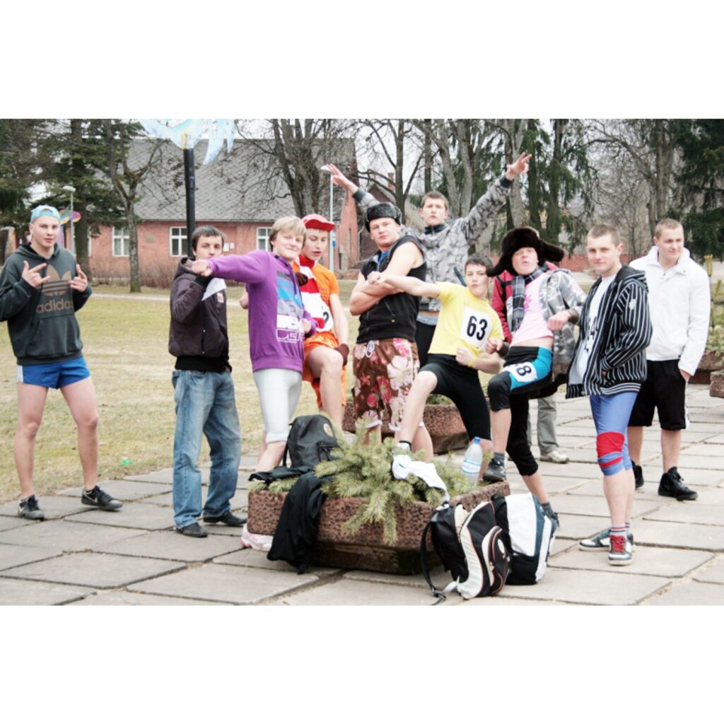 Otrajās Lieldienās tradicionālajā “Lieldienu zaķa” skrējienā dalībniekus saule nesildīja, taču piedalījās gandrīz divas reizes vairāk dalībnieku nekā pērn – 91.


Valkas domes priekšsēdētāja Unda Ozoliņa pirms skrējiena solīja, ja...
Autors: Aldis Dubļāns