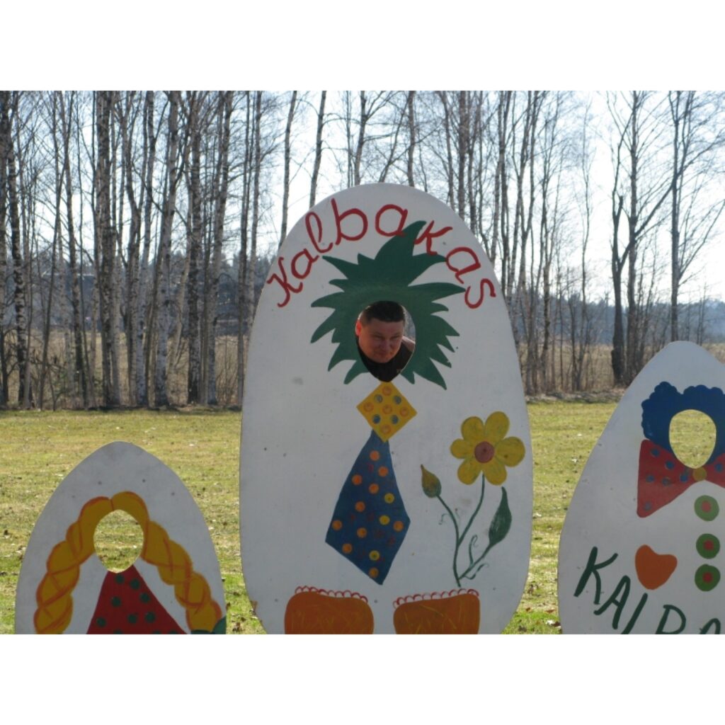 Šodien daudzi smiltenieši un pilsētas viesi izbaudīt Lieldienu noskaņojumu devās uz lauku mājām Kalbakas. Tur māju saimnieki bija parūpējušies, lai netrūktu šūpoļu un citu atrakciju, kas ļāva izklaidēties gan bērniem, gan pieaugušajiem....
Autors: Sarmīte Ozola