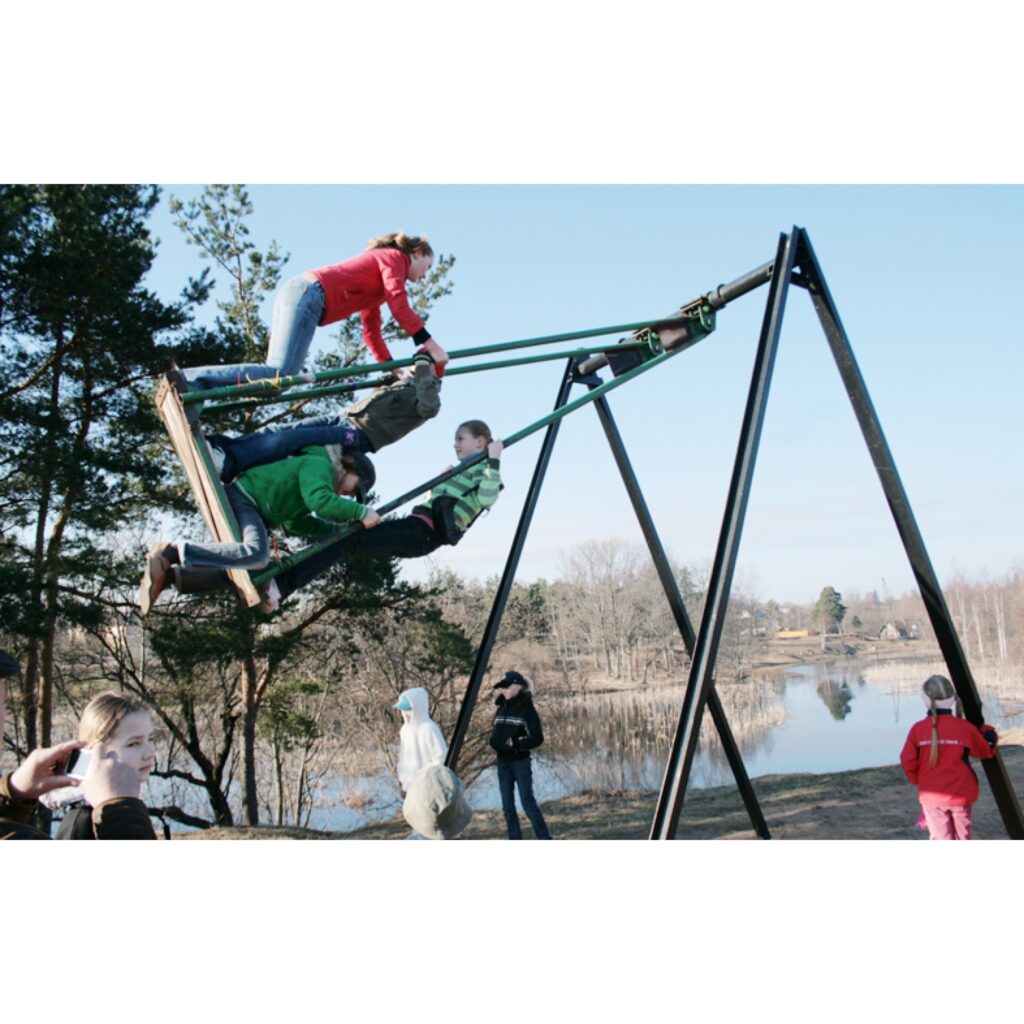 Valkā Pedeles krastā turpinās pirmo Lieldienu svinēšana. Kultūras nama un jauniešu domes rīkotais saiets tikko beidzās ar desiņu cepšanu un zāļu tējas baudīšanu, bet šajā vietā ierodas aizvien jaunas ģimenes, lai izšūpotos paši kopā ar...
Autors: Aldis Dubļāns