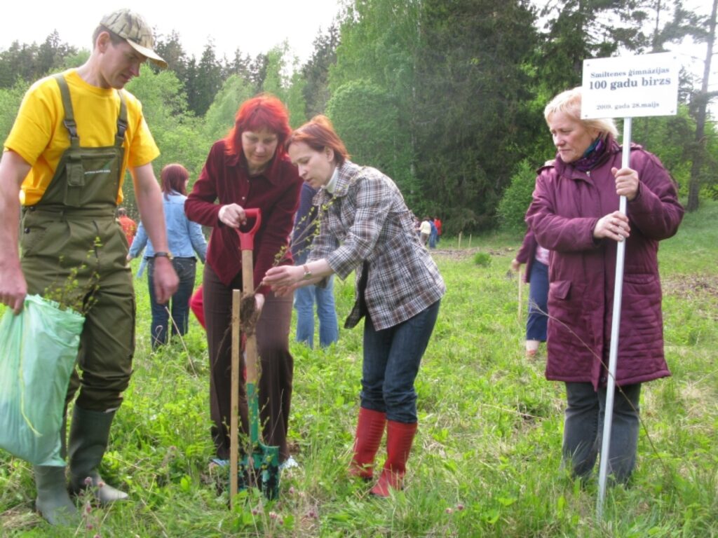  Svētkus jau ievadījusi Smiltenes ģimnāzijas simtgades birzs stādīšana. Pirmo kociņu tajā iestādīja skolotāja Ārija Viļuma (otrā no kreisās), palīdzot mežsaimniekam Normundam Vīksnam, skolas direktorei Velgai Mālkalnei un viņas vietniecei Marutai Brencei.
Autors: Sandra Pētersone