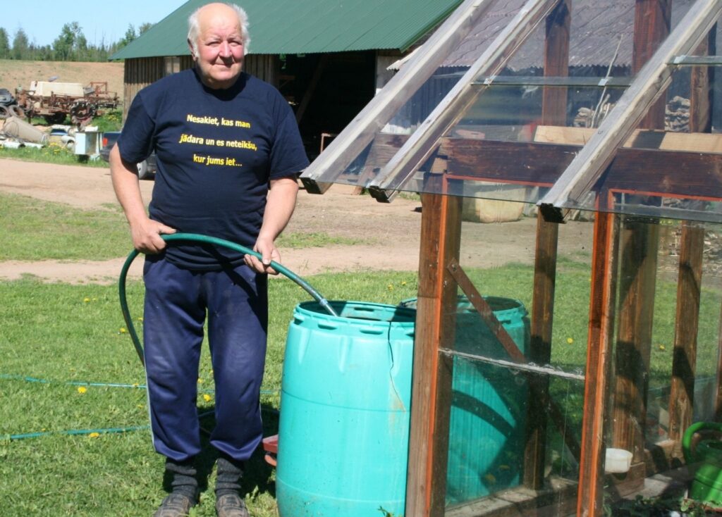 Zemnieks Vilis Jansons atzīst, ka krīze vēl viņu nav piespiedusi  atteikties no kaut kā  iecerēta saimniecībā.
Autors: Aivars Zilbers