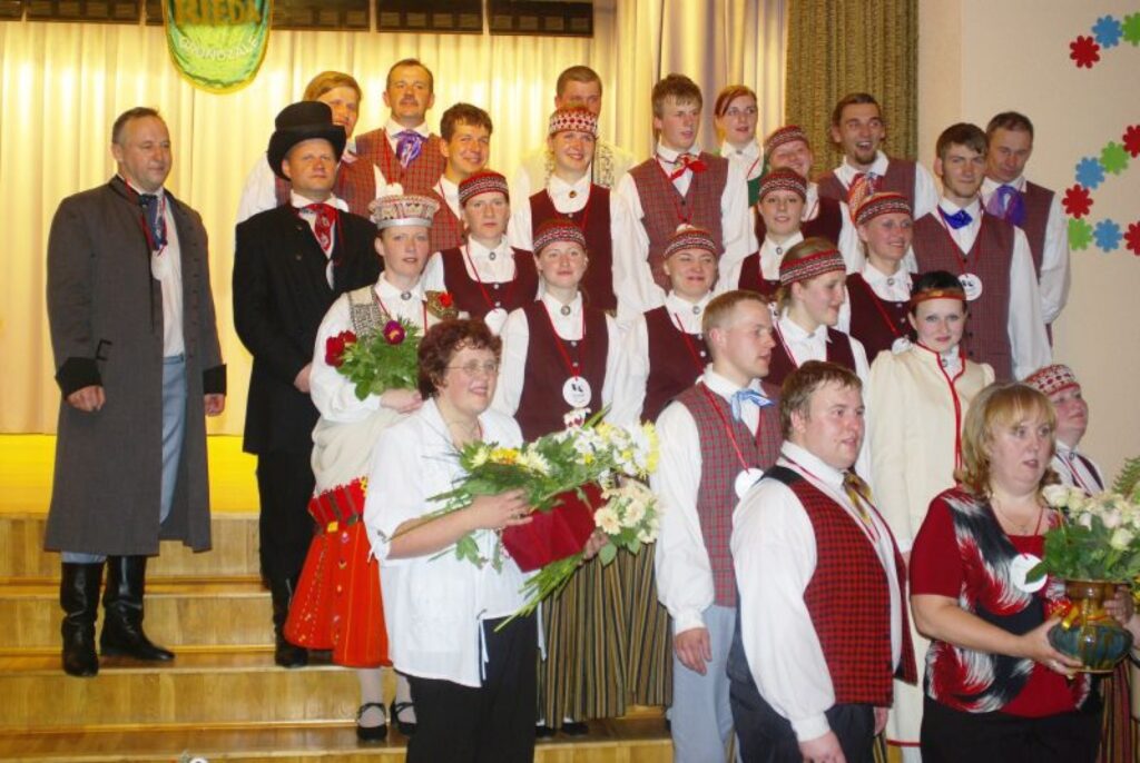  Daiga ir lepna par saviem dejotājiem. Nupat viņi atzīmēja “Riedas” divdesmit gadu jubileju Grundzālē, kur publiku priecēja ar visu laiku iemīļotākajām dejām. 
Autors: Uģis Ķesteris