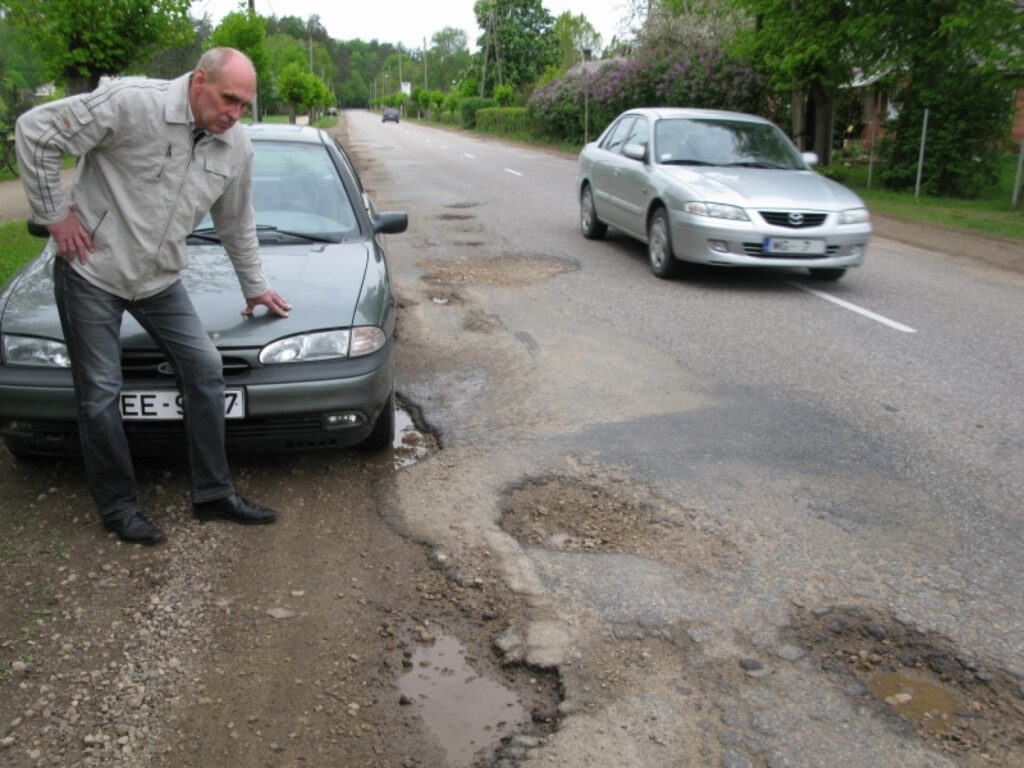 Strencēnietis Andris Liepiņš domā, ka bedres pilsētas tranzītielā rodas tāpēc, ka  gadu gaitā nav uzraudzītas ceļa nomales. “Braukt pa  šo ielas posmu ir briesmīgi,”
Autors: Sandra Pētersone