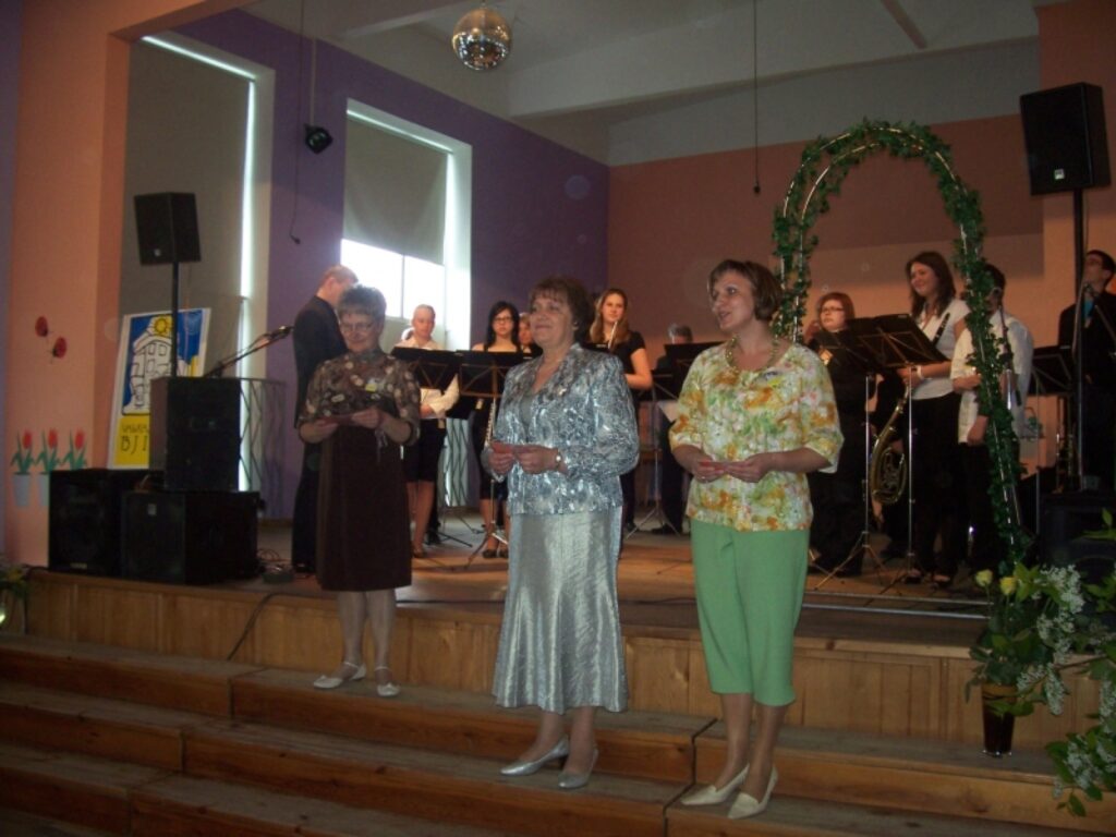 Jubilejas reizē Izglītības un zinātnes ministrijas apbalvojumus saņem Inese Lečmane (no kreisās), Silvija Dorša un Vita Kalvāne.
Autors: No personīgā arhīva