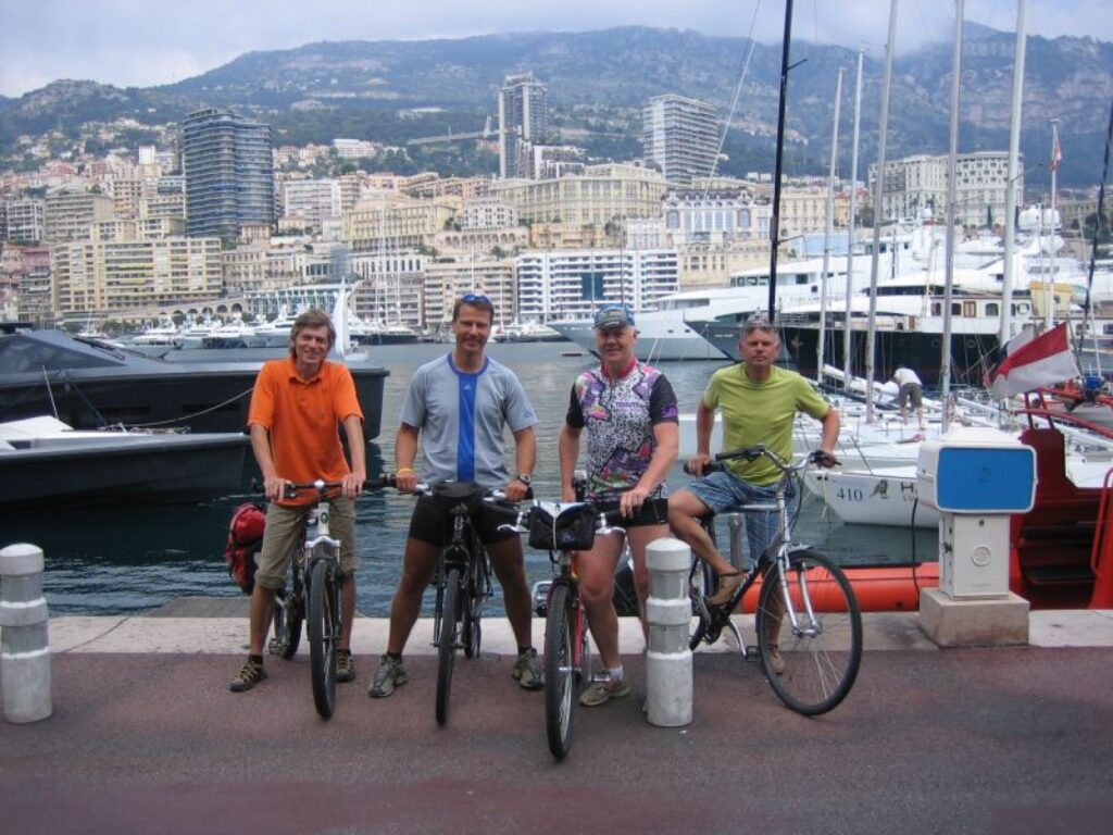 Ceļotāji Artūrs Upenieks (no kreisās), Uvis Zemītis, Aivars Grinbergs un Aivars Taurenis ar velosipēdiem šopavasar nobrauca 1355 kilometrus, finišējot Monako (attēlā)
Autors: No personīgā arhīva