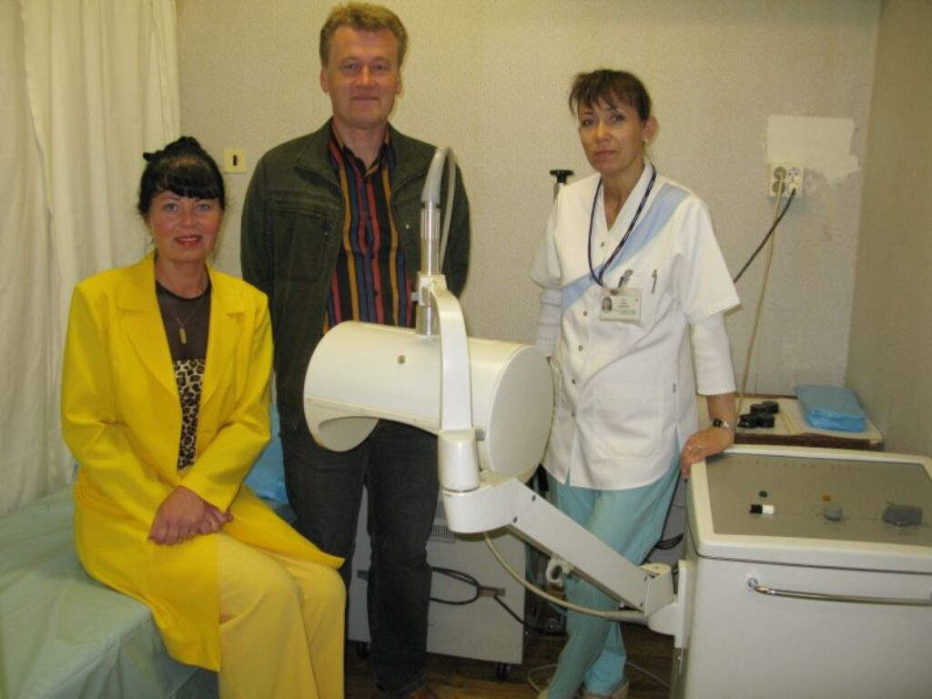 Smiltenes poliklīnikā pacientiem tagad ir iespējams apmeklēt fizikālās medicīnas ārsti Sandru Nātru (no kreisās) un masieri Juri Nātru.  Procedūras sniedz arī fizikālās medicīnas māsa Indra Austruma.
Autors: Sandra Pētersone