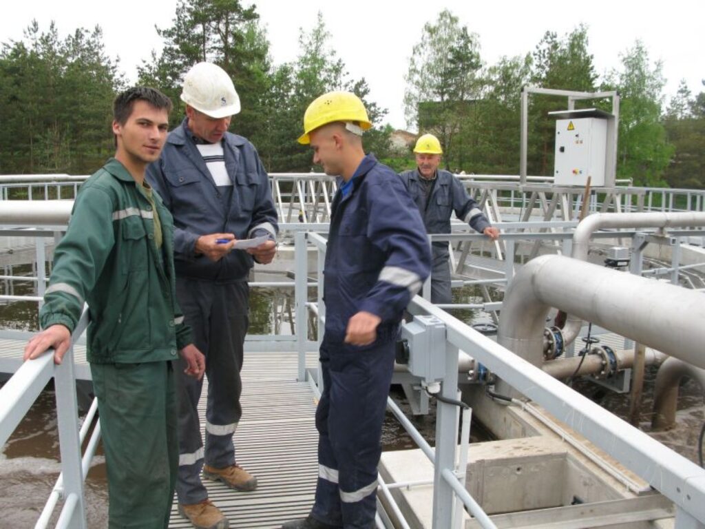 Firmas “Water Ser” strādnieki Dzintars Timermanis (otrais no kreisās), Aldis Viļumsons un Jevgenijs Žarčenko vēl precizē atlikušos darbus, bet laborants Austris Katosovs jau secina, ka piesārņojumu tagad kontrolēt ir daudz vieglāk.
Autors: Sandra Pētersone