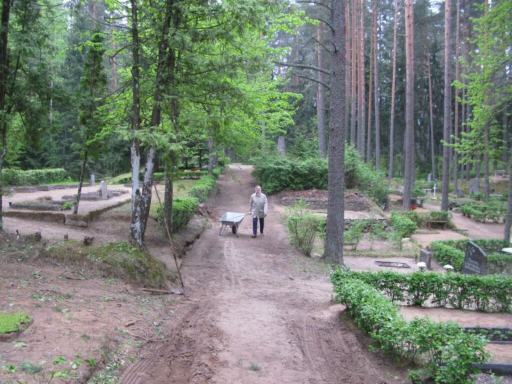 Šodien, 20. maijā pārliecinājāmies, ka Meža kapos atkal ir kārtība. NKUP darbus ir pabeigusi un kapu teritoriju sakopusi. 
Autors: Sandra Pētersone