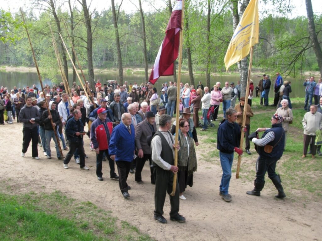 Sestdien Strenčos pēc divu dienu ekspedīcijas svinīgi sagaidīja Gaujas plostniekus.
Autors: Sandra Pētersone