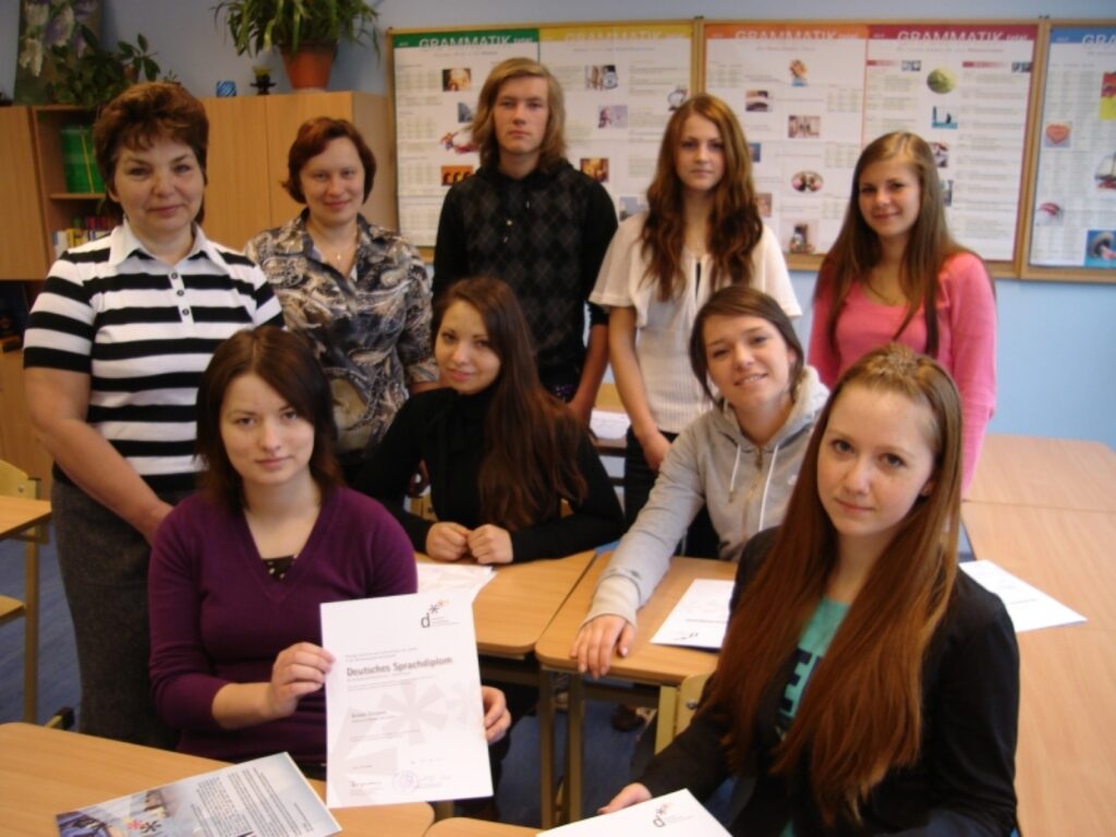  Smiltenes ģimnāzijā skolotāju Janīnas Ķergalves un Laimas Baltiņas audzēkņi, 12. klases skolēni, jau nokārtojuši pirmo eksāmenu. Tas ir pārbaudījums vācu valodā, kas attiecas tikai uz 15 skolām valstī. 
Autors: Sandra Pētersone