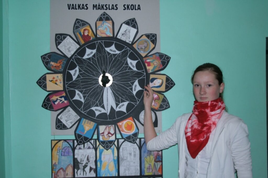 Valkas mākslas skolas audzēkne Madara Salma ir laimīga par pirmo nozīmīgo panākumu mākslas laukā. 
Autors: Aldis Dubļāns