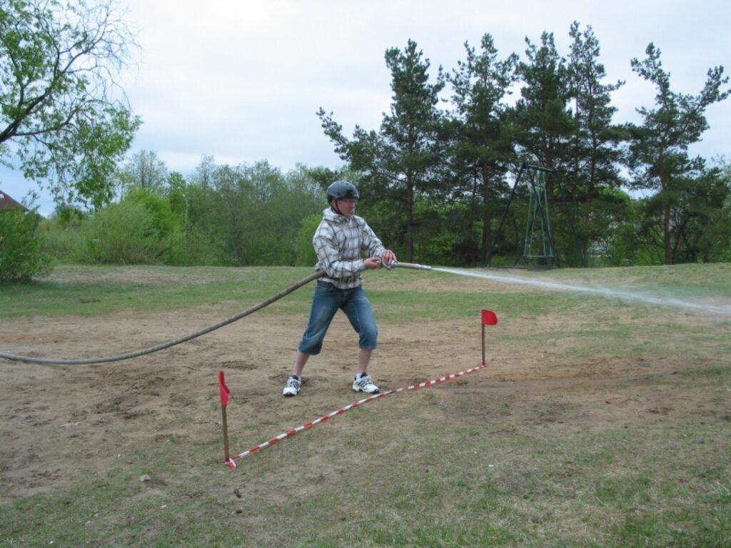 Stafete noslēdzas ar ūdensstrūklas raidīšanu mērķī.
Autors: Aivars Zilbers