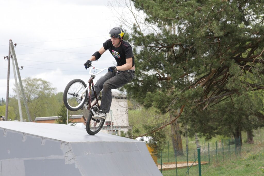 Igauņu puiši skeitparka atklāšanā demonstrēja itin virtuozus elementus, kurus ir apguvuši Valgas slēgtajā skeitparkā.
Autors: Aldis Dubļāns