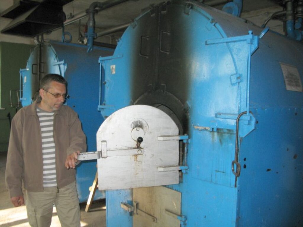 Nākamo iepirkuma procedūru Sarkanā Krusta Smiltenes slimnīca izsludinājusi jauna apkures katla iegādei. Vecais katls, par kura demontāžu domā saimniecības pārzinis Jānis Gaugers, saplīsa pēc 13 gadu kalpošanas.
Autors: Sandra Pētersone