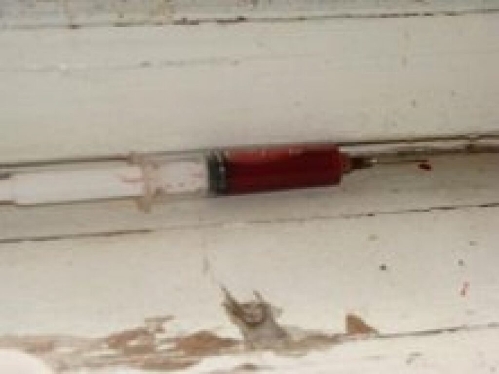  Maija sākumā Valkā, Raiņa ielas 12.a nama kāpņu telpā, iedzīvotāji atraduši palielu šļirci pilnu ar asinīm. 
Autors: No personīgā arhīva