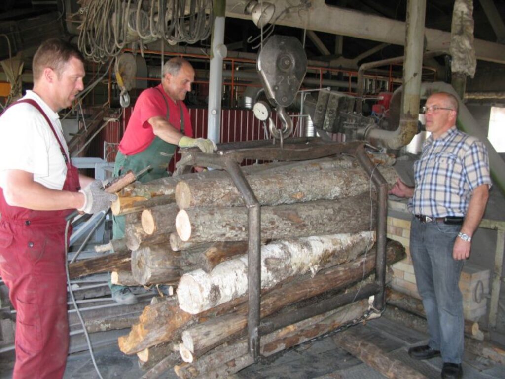 Lai akciju sabiedrības “8CBR” katlumāja darbotos bez aizķeršanās, svarīgs ir komandas darbs, uzsver J. Štokmanis. Kārtējo malkas kravu piegādā Guntars Jansons un Imants Induss.
Autors: Sandra Pētersone
