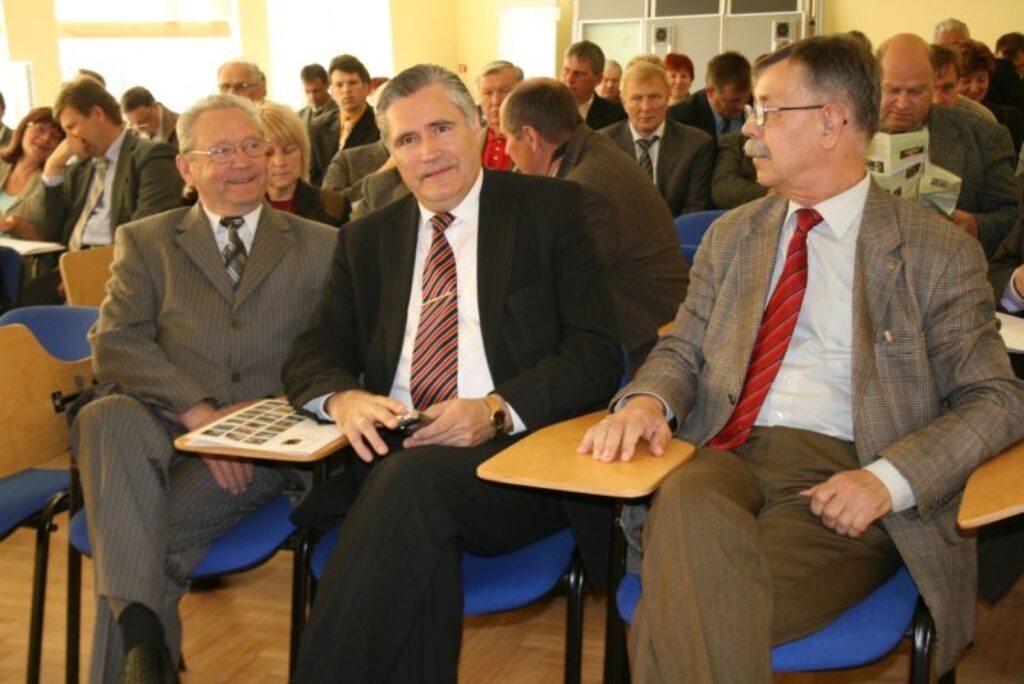 alkā Latvijas pašvaldību izpilddirektoru izbraukuma sanāksmē piedalījās arī rajona padomes izpilddirektors Kārlis Albergs, Latvijas Pašvaldību savienības priekšsēdētājs Andris Jaunsleinis un padomnieks Bruno Otersons.
Autors: Inga Karpova