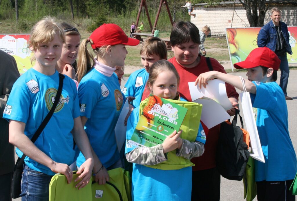 Kārķu pamatskolas velobraucējiem ar skolotāju Inetu Zuti vēl nepilns mēnesis, lai sagatavotos valsts sacensībām. 
Autors: Aldis Dubļāns