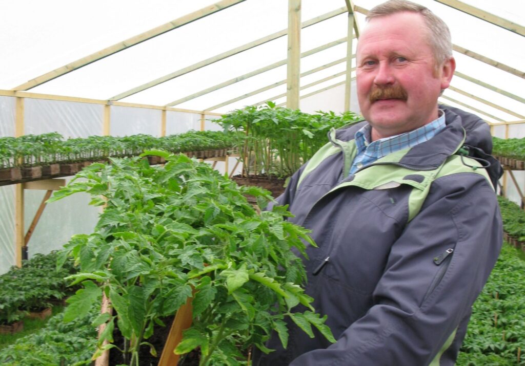 Smiltenes mūzikas skolas pedagogs Pēteris Vilks par savu vaļasprieku jau daudzus gadus  izvēlējies tomātu un to stādu audzēšanu.
Autors: Sandra Pētersone