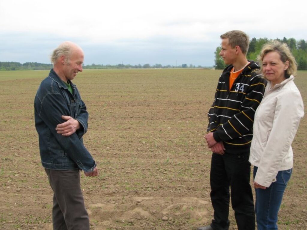 “Vecvindu” saimnieki Gunta un Uldis Mangaļi un jaunākais dēls Klāvs jau novērtē savus vasarāju laukus. Šajā saimniecībā pavasara sēja ir pabeigta.
Autors: Sandra Pētersone