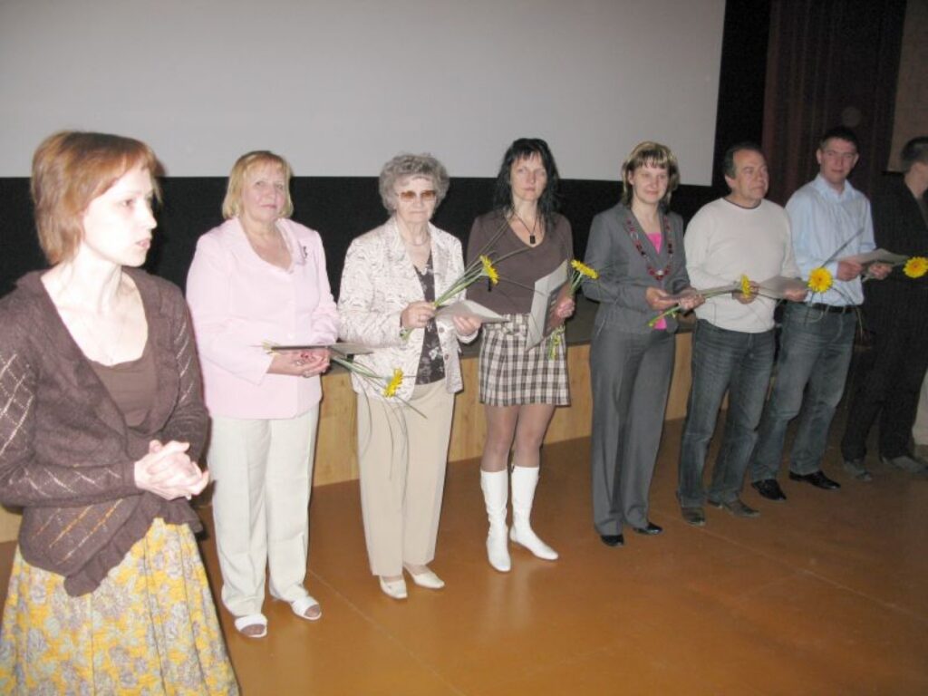 Sveicot aktierus un citus filmas veidotājus, Smiltenes ģimnāzijas direktore Velga Mālkalne uzsvēra, ka šī filma ir unikāls notikums Latvijas skolu vēsturē. 
Autors: Sandra Pētersone