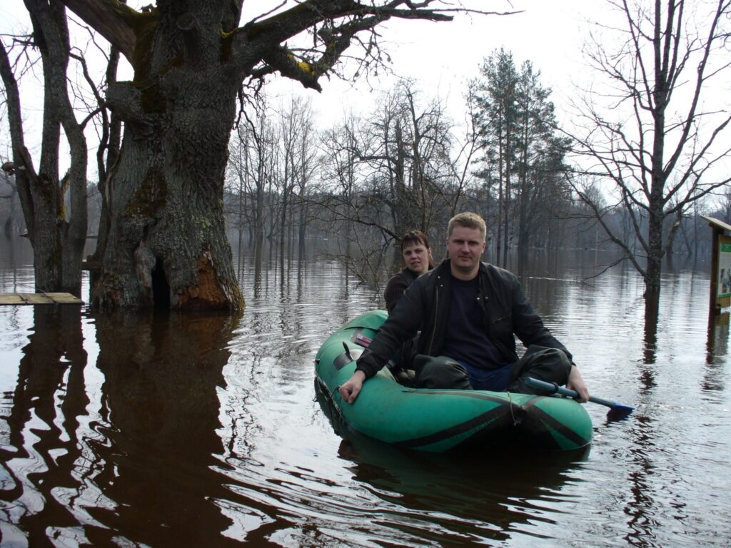 Šopavasar plūdu laikā Āboliņi gandrīz divas nedēļas varēja līdz lielceļam pārvietojās tikai ar laivu. 
Autors: No personīgā arhīva