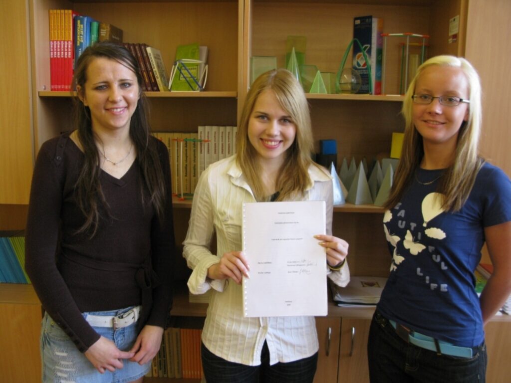 Smiltenes ģimnāzistes Evija Jaškova (no kreisās), Karmena Līdumniece un Baiba Alkšere vienīgās no rajona skolēniem saņēma sudraba diplomu valstī par saviem zinātniski pētnieciskajiem darbiem.
Autors: Sandra Pētersone