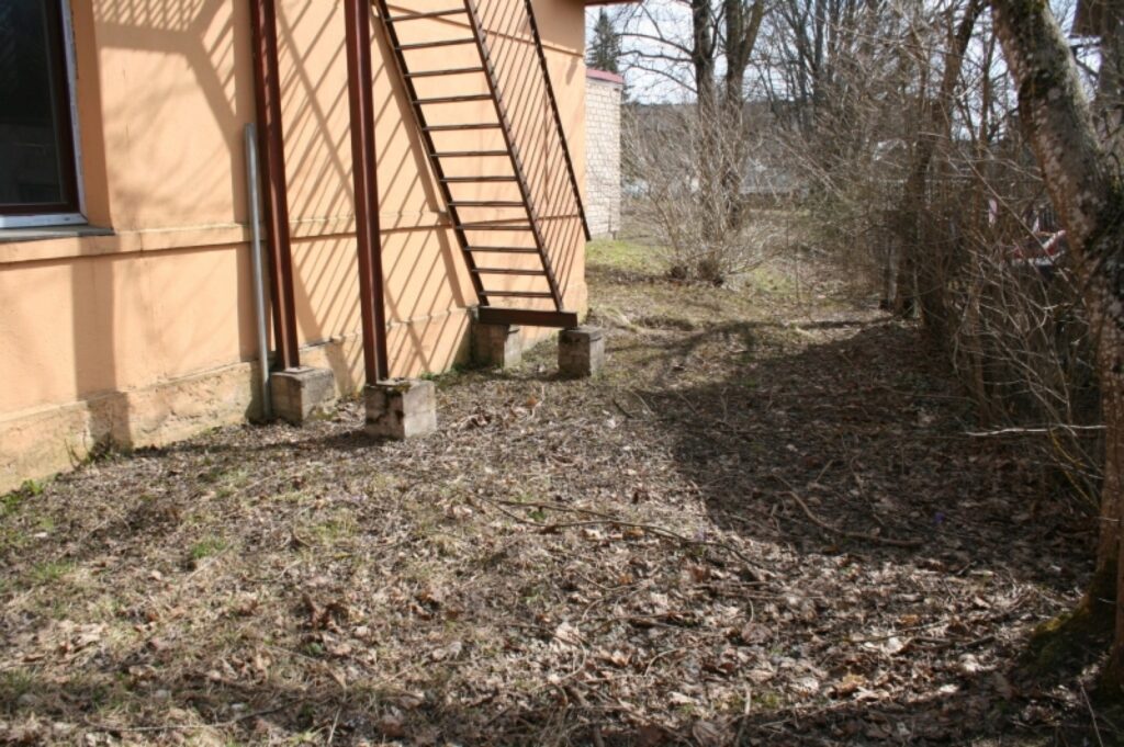 Kādreiz tik rožainā perspektīva par augstskolas filiāli Valkā ir izčākstējusi. Joprojām turpinās grūtības ar īpašuma sakopšanu.
Autors: Aldis Dubļāns