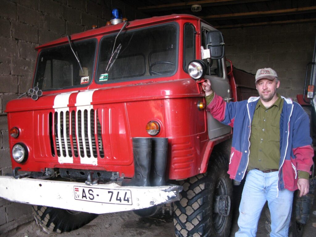  Agris Gulbis vienmēr ir kaujas gatavībā. Pirms deviņiem gadiem Grundzāles pagastā viņš uzsāka ugusdzēsēja darbu kā brīvprātīgais. Bet nu jau vairākus gadus strādā arī Valsts ugunsdzēsības un glābšanas dienestā Smiltenes postenī.
Autors: Santa Sinka