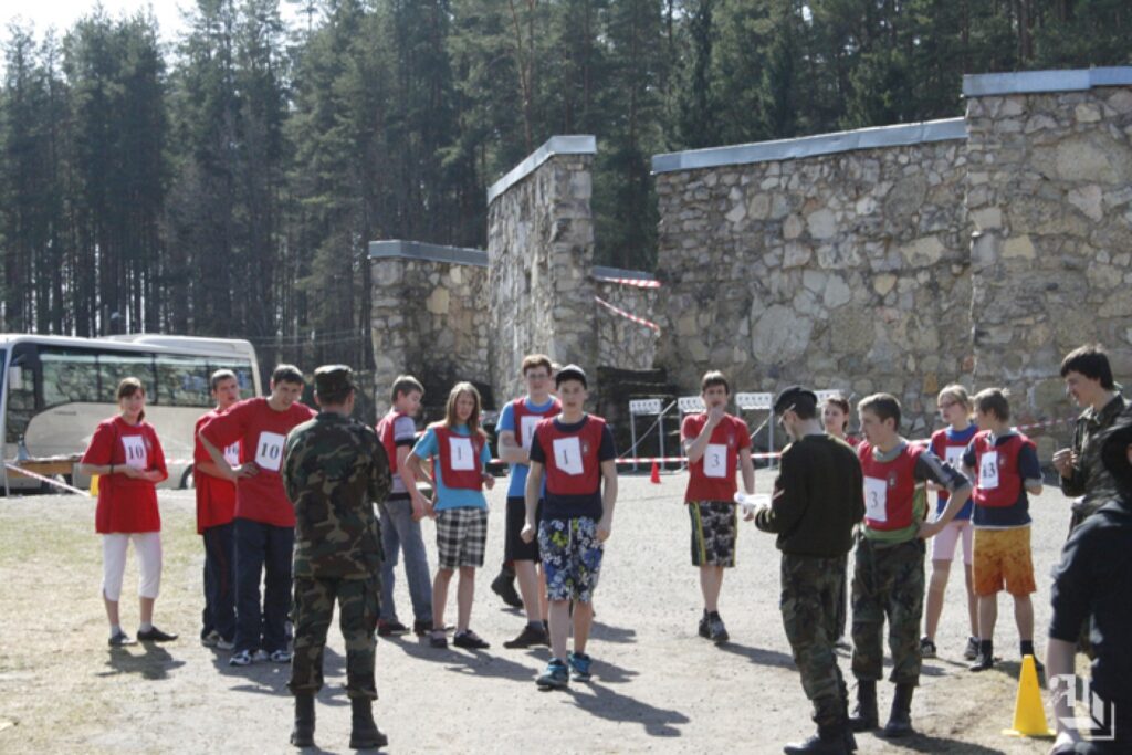 Tiesneši no zemessardzes 23. bataljona instruē sacensību dalībniekus. 
Autors: No personīgā arhīva