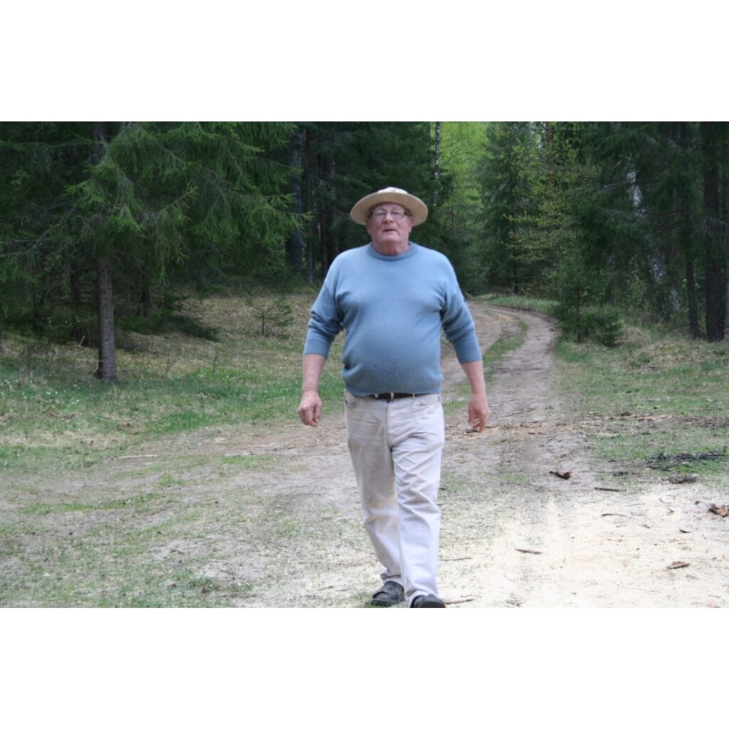 Šodien jau no agra rīta netālu no Spicu tilta rosījās vīri, kuri sēja plostu, lai tas varētu uzsākt savu ceļu pa Gauju. Šogad plosts, tāpat kā pērn, sastāv no 13 plenēm. Tās savukārt būvētas no 12 vai 13 baļķiem.
Autors: Inga Karpova