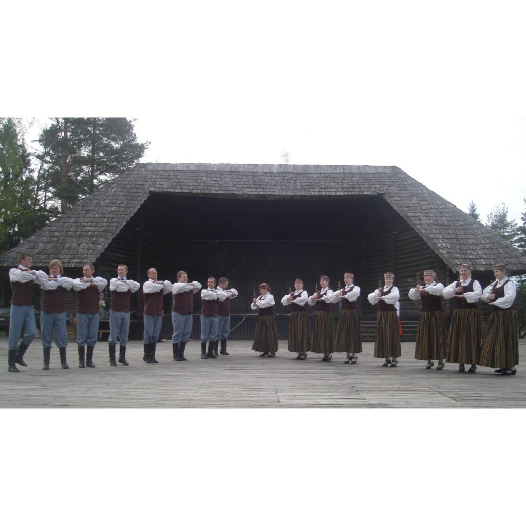 Šodien pircēji un tirgotāji tikās gadatirgū, kas tradicionāli pavasaros notiek Blomes pagasta Jeberlejā. Līdz ar tirgus andeli, varēja vērot arī pašdarbnieku priekšnesumus. Pie blomēniešiem viesojās grundzālieši.
Autors: Sarmīte Ozola