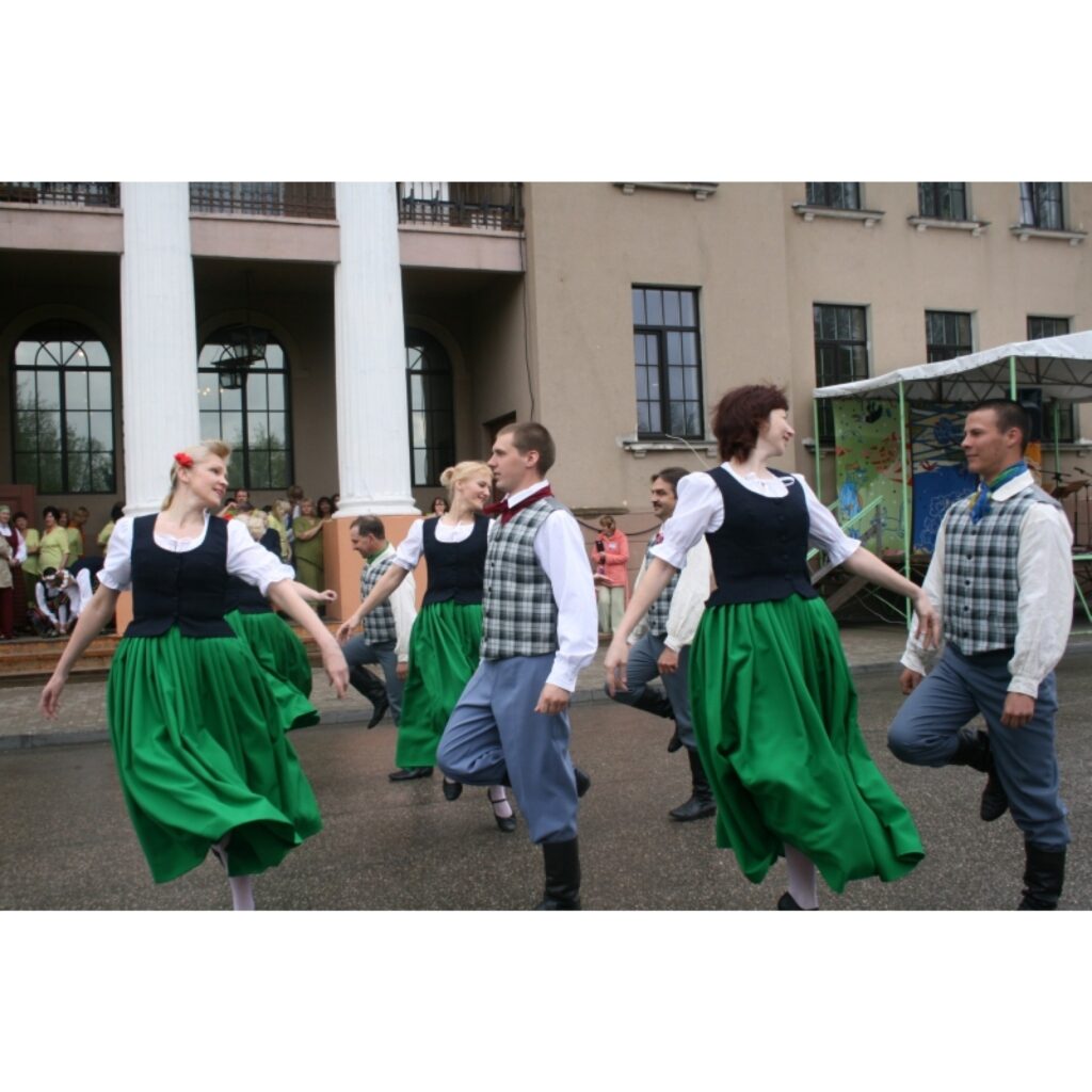 Šodien Valkas un Valgas iedzīvotāji, kā arī viņu viesi izklaidējās un iepirkās tradicionālajā robežtirgū. 

Autors: Inga Karpova