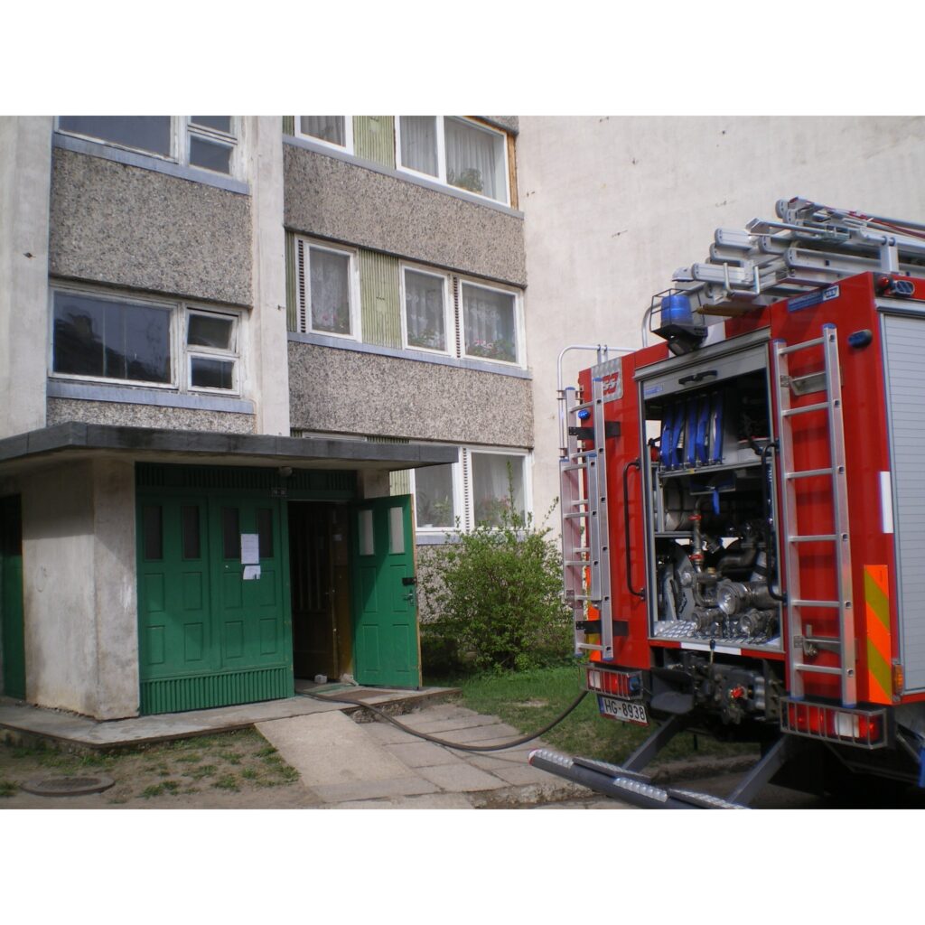 Šodien Valkā, Ausekļa ielas 2. daudzdzīvokļa namā kādā ceturtā stāva dzīvoklī pa virtuves logu nāca dūmi. Valsts Ugunsdzēsības un glābšanas dienesta Valkas brigādes ugunsdzēsēji, ieradušies notikuma vietā, uzlauza dzīvokļa durvis un...
Autors: Inga Karpova