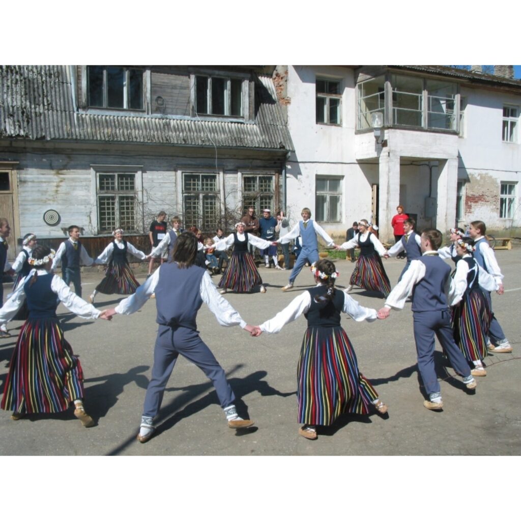 Piektdien, 1. maijā, Valkas pagasta Lugažu muižas pagalmā sākās Valkas pagasta simtgades jubilejas svinības. Tās ir paredzētas divas dienas. 
Autors: Aivars Zilbers