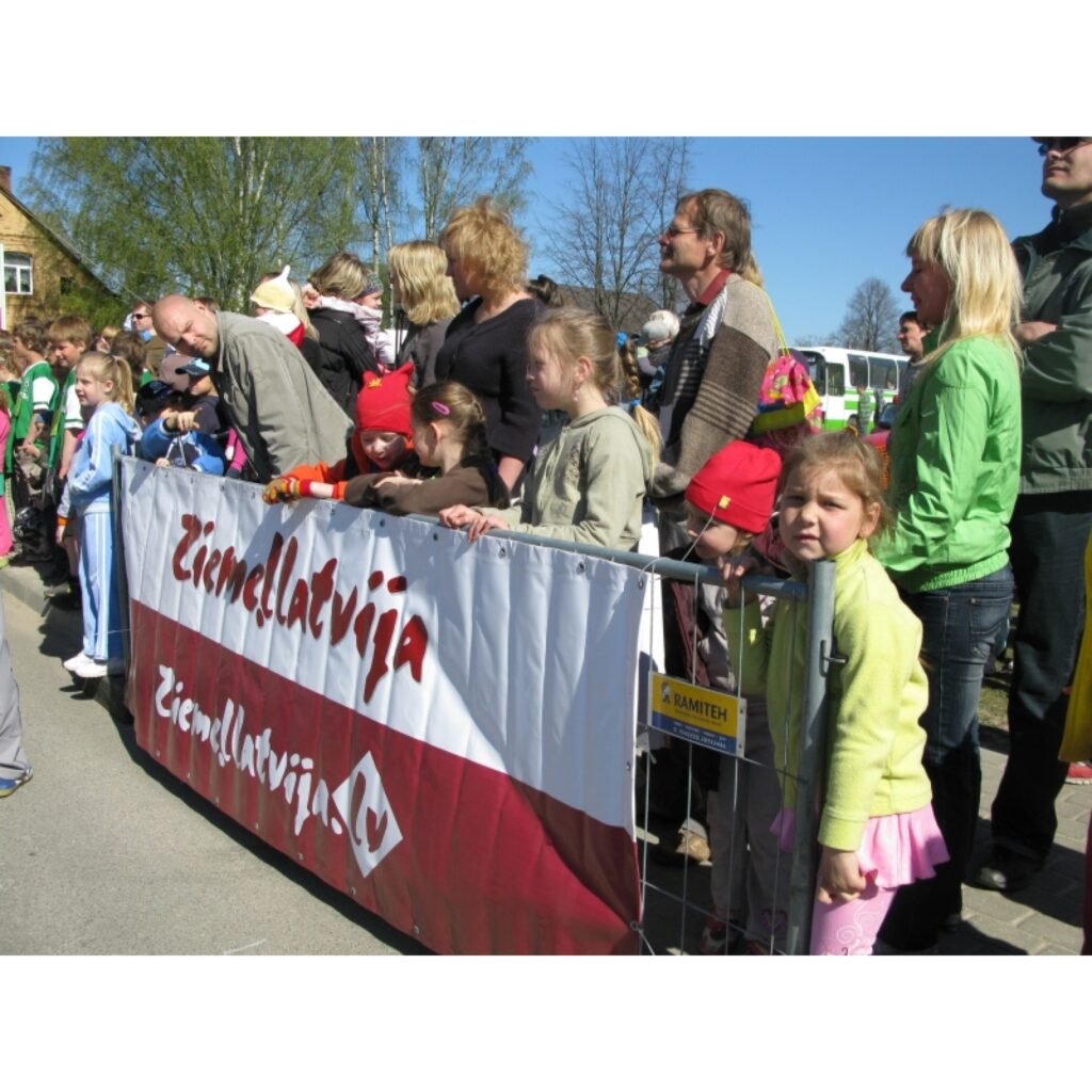 Šodien Smiltenes centru bija pārņēmis sportisks noskaņojums. Vairāki simti skolēnu no Vidzemes sacentās tradicionālajās “top!” ielu stafetēs. Dalībnieku vidū bija arī Igaunijas pilsētas Valgas sportisti.
Autors: Sandra Pētersone