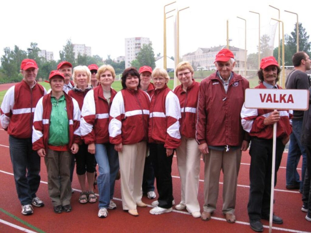 Valkas rajona vieglatlētu veterānu (senioru) delegācija atklāšanas parādē Aizkrauklē.
Autors: No personīgā arhīva