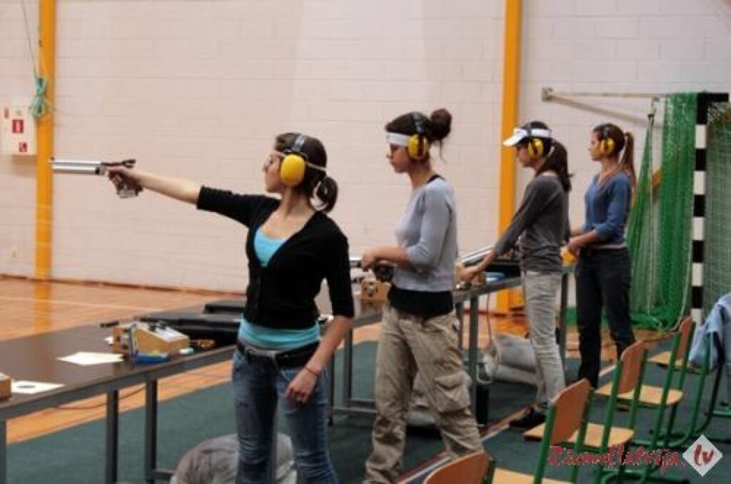 Valkas ģimnāzijas sporta halle patiešām ir universāla. Lai nu kam, bet valsts mēroga šaušanas sacensībām tā nebija plānota.
Autors: Aldis Dubļāns